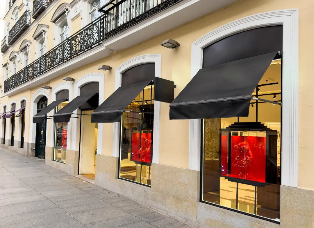 Façade vitrine de magasin en aluminium sur mesure à Lillebonne